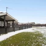 Haus mit Terrasse und Schneebedecktem Grundstück