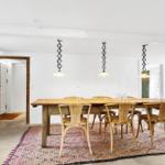 Esszimmer mit Holztisch, Stühlen und Deckenleuchten auf Teppich