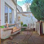 Die sonnenbeschienene Terrasse