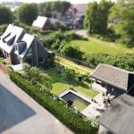 Haus mit Pool und Garten. Gäste genießen die Aussicht und Freizeit.