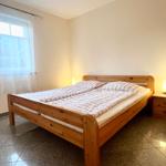 Das erste Schlafzimmer mit Ehebett