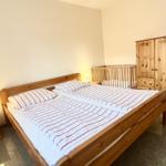 Das erste Schlafzimmer mit Ehebett, Kinderbett und Kleiderschrank