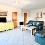 Wohnzimmer mit Blick auf die Schlafzimmertüren