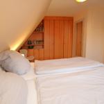 gemütliches Doppelbett mit großem Kleiderschrank