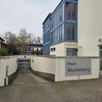 Haus Mecklenburg mit Garagentor und blauen Fenstern an der Straße
