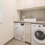 Wasch- und Trocknerbereich mit Spüle und Fenster