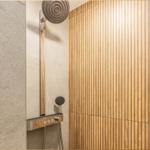Dusche mit Holzverkleidung und moderner Duschkopf-Ausstattung.