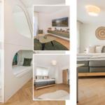 Zimmer mit Kinderbett, Wohnbereich und Schlafzimmer mit Bett und Wanddekoration.