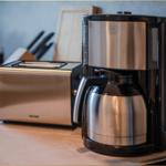 Kaffeemaschine und Toaster auf Küchenarbeitsfläche