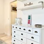 Weißer Schrank mit Schubladen und Dekoration im Flur