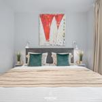 Schlafzimmer mit Bett, Wandbild und Fensterblick auf verschneite Landschaft.