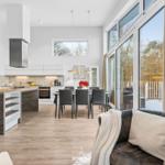 Küche mit Essbereich und Balkonansicht. Sofa im Vordergrund.