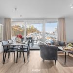 Wohn- und Essbereich mit Balkon, modern eingerichtet.