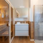 Bad mit Dusche, Waschbecken und Sauna