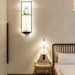 Schlafzimmer mit Bett, Nachttisch und Wandregal mit Vasen.