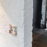 Wand mit Rattan-Handgriff und weißer Putzoberfläche