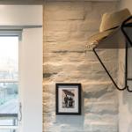 Helle Wand mit Foto, Hutregal und Fensterblick auf Terrasse