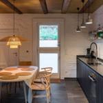 Essbereich mit Tisch und Stühlen, Küche mit Arbeitsplatte und Fenster