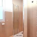 Bad mit Dusche, Fenster und Heizkörper