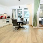 Küche mit Esstisch und Blick auf Balkon