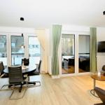 Wohn- und Essbereich mit Esszimmer, Wohnzimmer und Küche. 