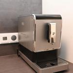 Eine moderne Kaffeemaschine auf der Arbeitsplatte.