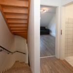 Haus mit Treppe, Wohnzimmer und Bad im Flur.