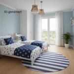 Zwei Betten mit Ankern-Muster, blauer Teppich, Fenster mit Blick auf Balkon.