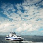 Ferries fährt über das Meer unter einem bewölkten Himmel.