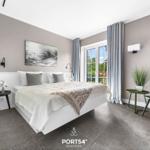 Schlafzimmer mit Bett, Fenster und Möbeln.