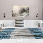 Schlafzimmer mit Bett, Wandbild und Vorhängen.