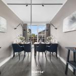 Esszimmer mit Tisch, Stühlen und Fenster zur Terrasse.