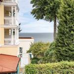 Haus mit Balkonen und Blick auf das Meer