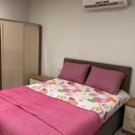 Schlafzimmer mit Bett, Kleiderschrank und Klimaanlage an der Wand.
