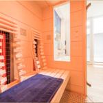 Sauna mit Holzbank, Heizung und Blick in das Bad.