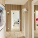 Flur mit Streifenwand, zwei Schlafzimmer und Wandbild mit Steg.