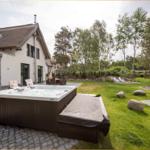 Haus mit Whirlpool, Grill und Garten. Holzterrasse und Sitzgelegenheiten.