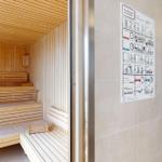 Sauna mit Holzbank und Anleitung an der Wand
