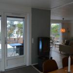 Wohnung mit Blick auf Garten, Kamin und Wohnbereich mit Sofa und Tisch.