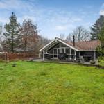 Haus mit Terrasse, Grill und Garten. Fußballtor im Vorgarten.