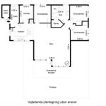 Die Wohnung hat drei Schlafzimmer, eine Küche, eine Sauna und eine überdachte Terrasse.