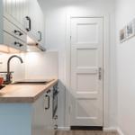 Küche mit Arbeitsplatte, Spüle und Tür