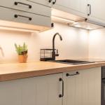 Küche mit Arbeitsplatte, Spüle, Kaffeemaschine und Ofen.