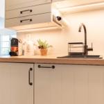 Küche mit Holzoberfläche, Spüle und Küchenzeile.