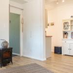 Eingangsbereich mit Kamin, Schrank und Tür zum Schlafzimmer.