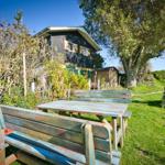 Die Bänke mit dem Tisch gehören zur oberen und zur unteren Wohnung.