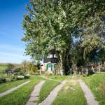 Direkt vor dem Haus ist der Parkplatz.