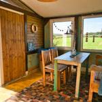 Nordstrandbar. Dieser Raum gehört sowohl zur oberen als auch zur unteren Wohnung und ist nicht beheizt, es ist eher ein Wintergarten.