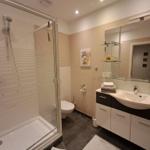 das Bad mit Dusche und Handtuchtrockner