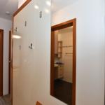 Flur mit Schrank, Blick in Bad und Schlafzimmer